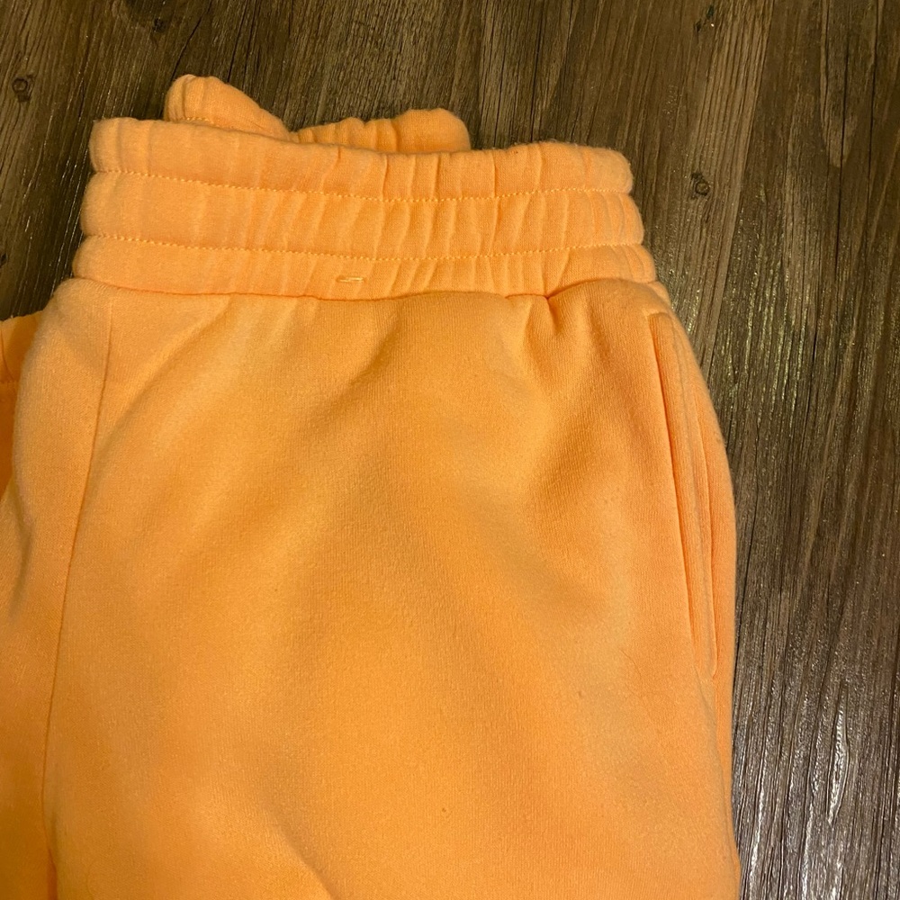 Comfortable orange sweatpants
Lightly worn.